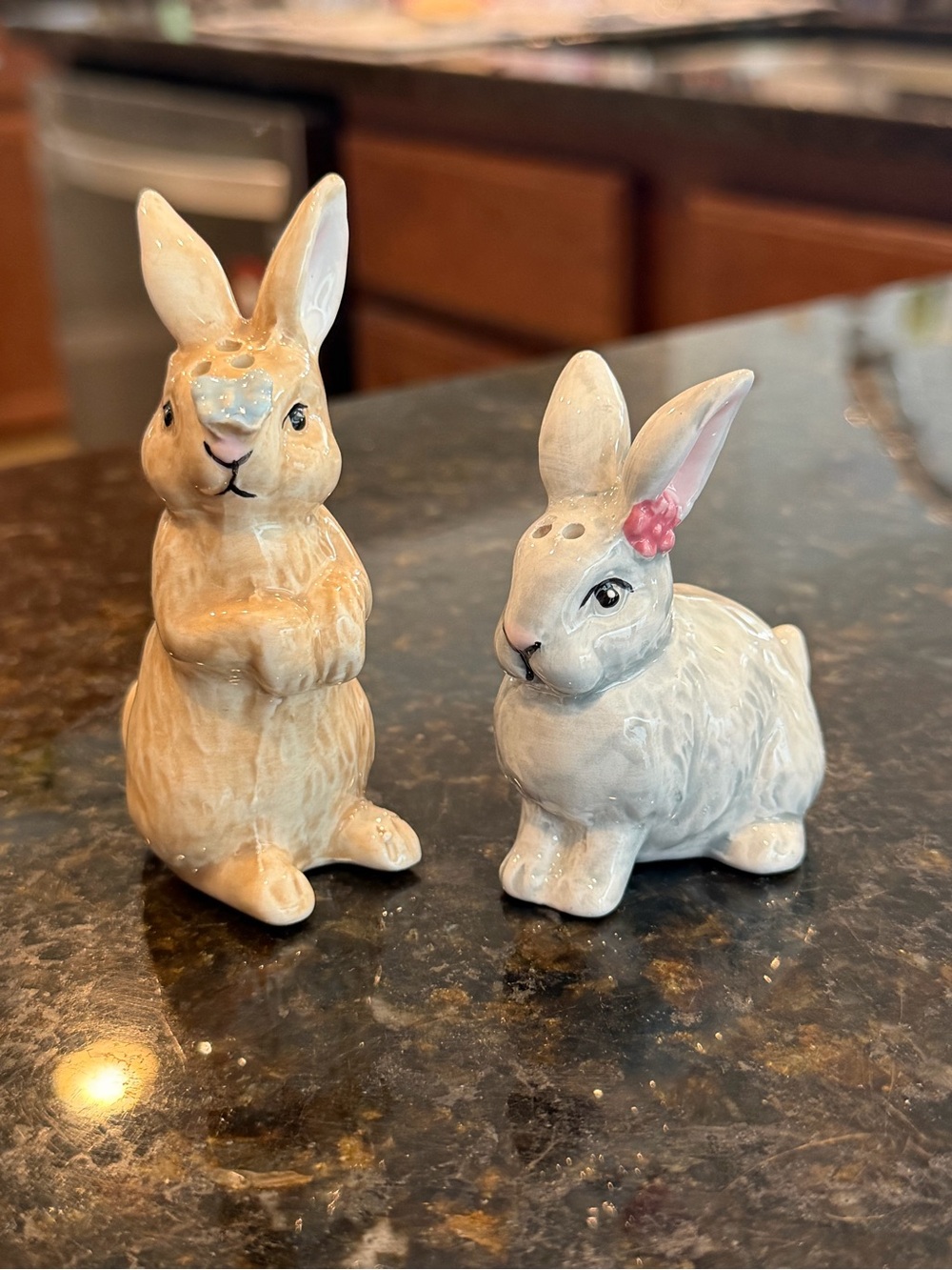 Cracker Barrel Bunny Salt and Pepper Shaker Set